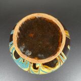 Vase boule à anse noir, marbré jaune bleu