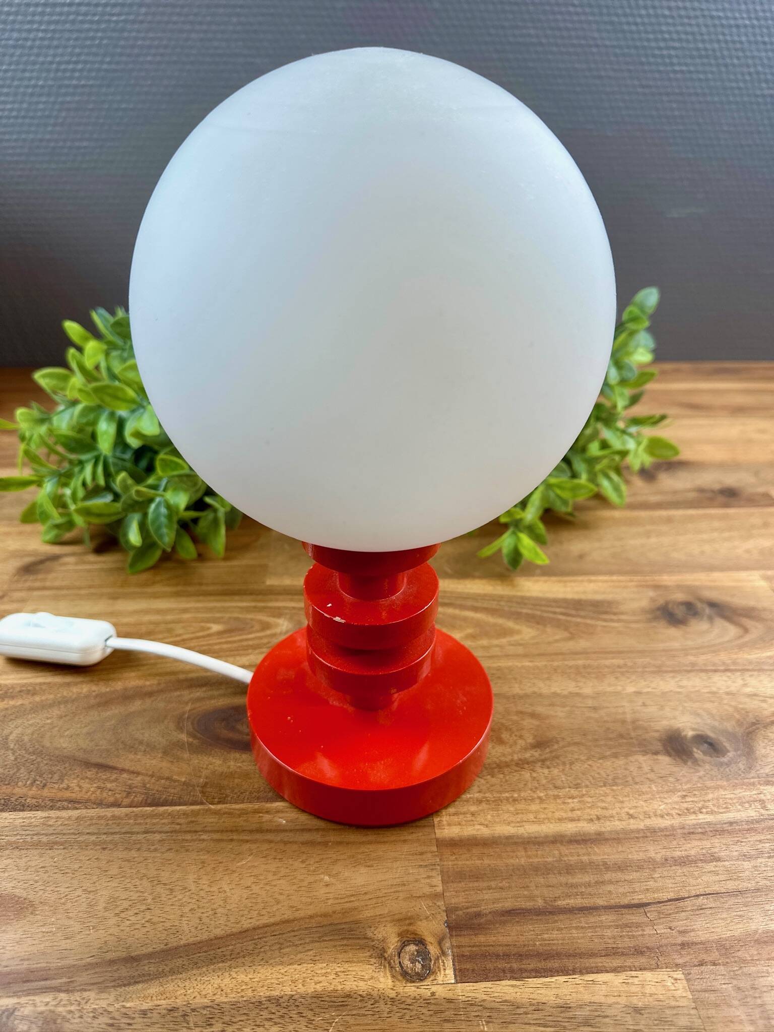 Vintage globe bedside lamp – red lacquered wooden base