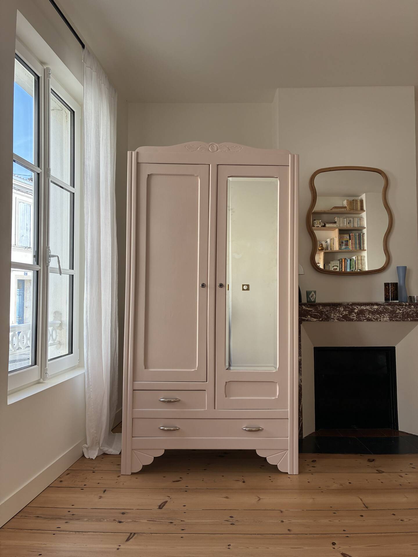 Armoire de style Art Déco colorée
