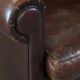 Fauteuil en peau de mouton aux finitions soignées
