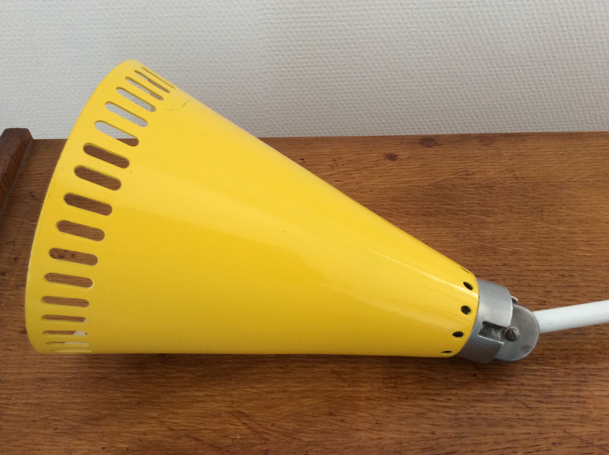 Apply yellow metal openwork