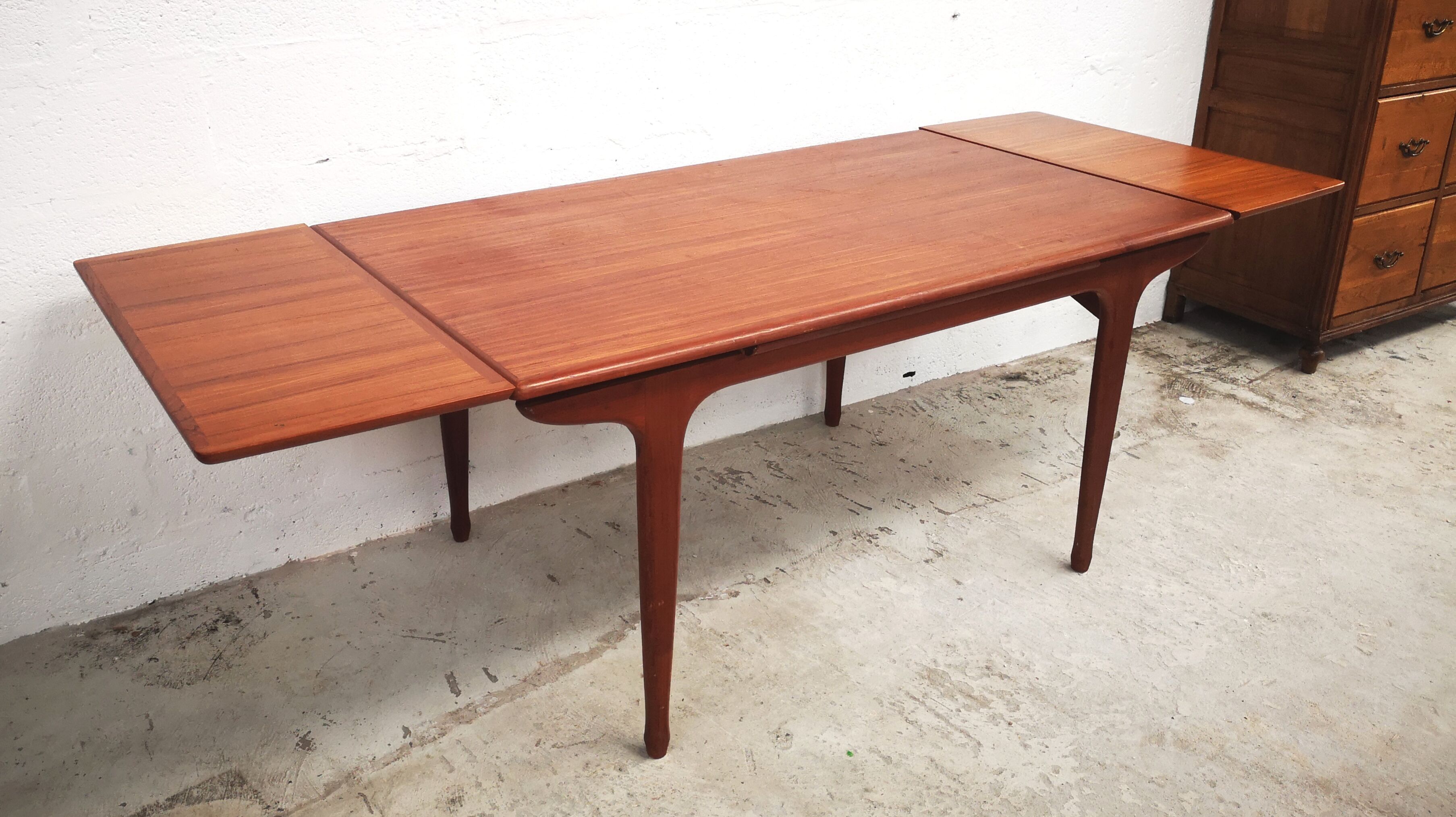 Table à manger extensible par Meubles TV / Tricoire & Vecchione