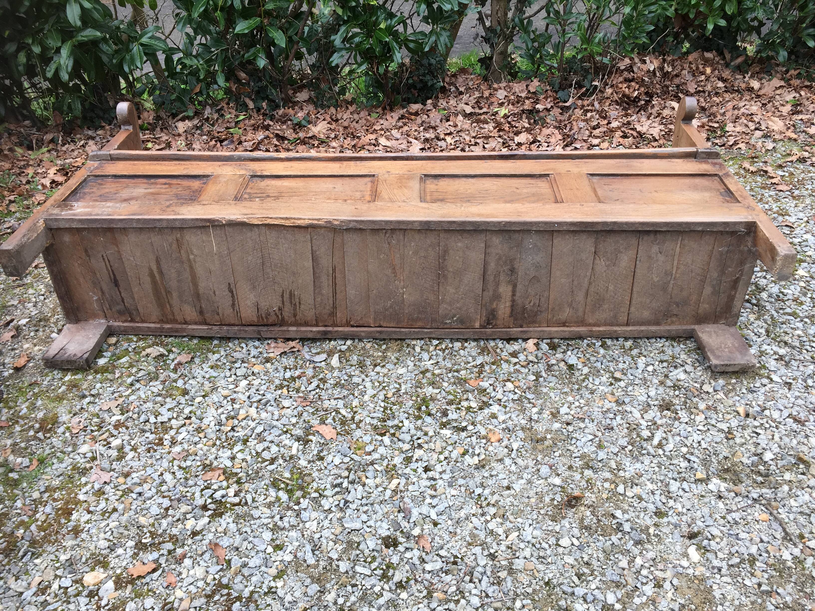 Bench chest paneled in chestnut region Brittany ( Plouay dept. 56 )