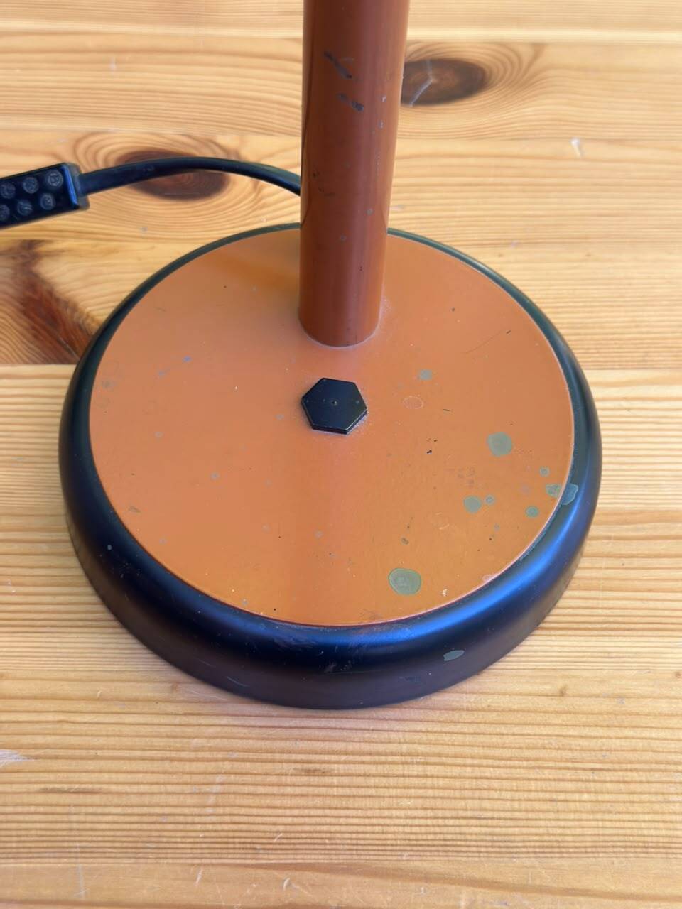 Vintage 70s desk lamp with a swan neck in terracotta and black, space age style.