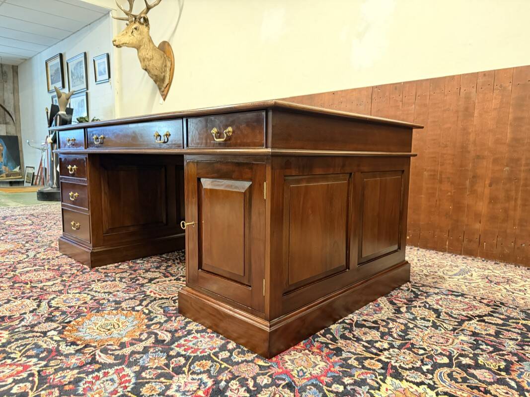 Large Classic English Desk Partnerdesk