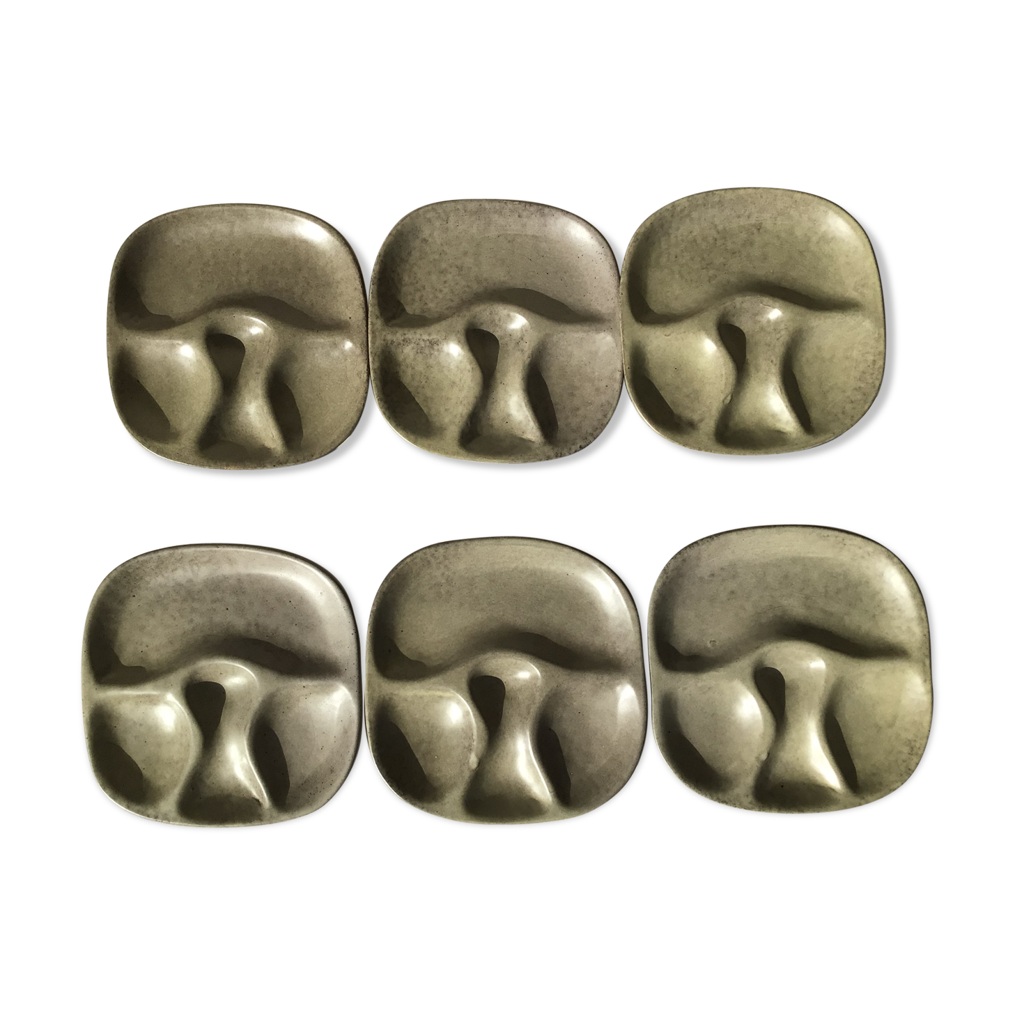 6 green beige compartmentalized plates