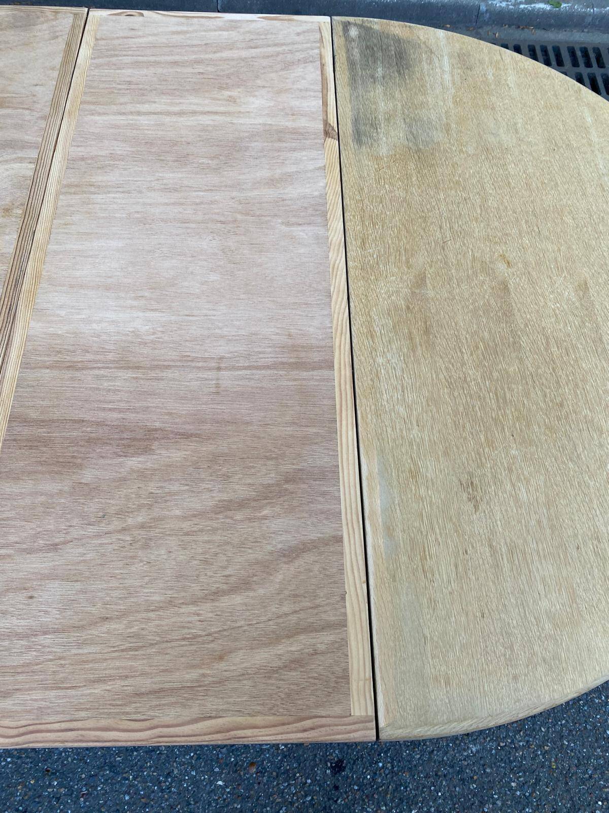 Table à manger scandinave ronde extensible décapée en chêne brut 1980