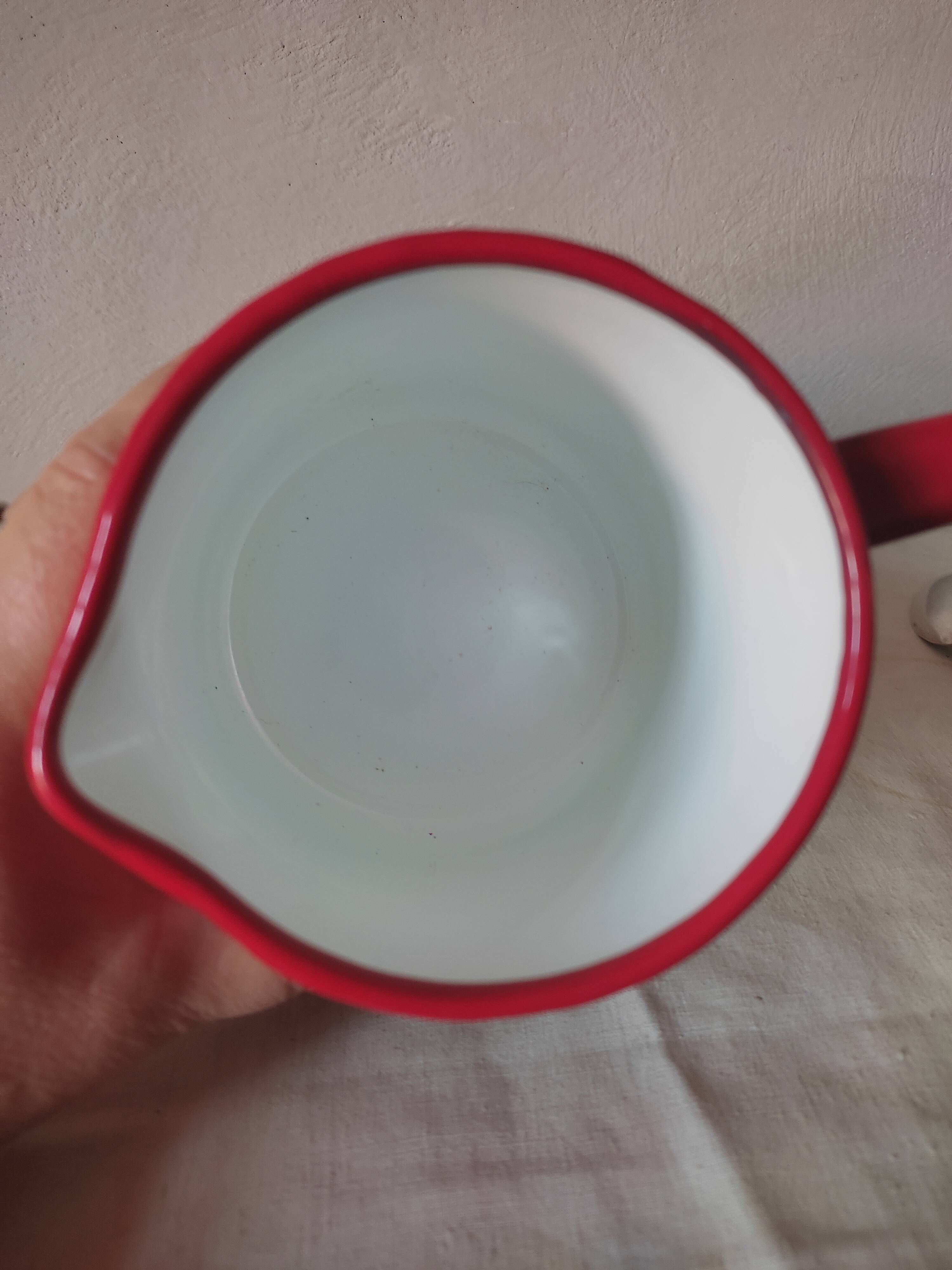 Enamelled metal pourer