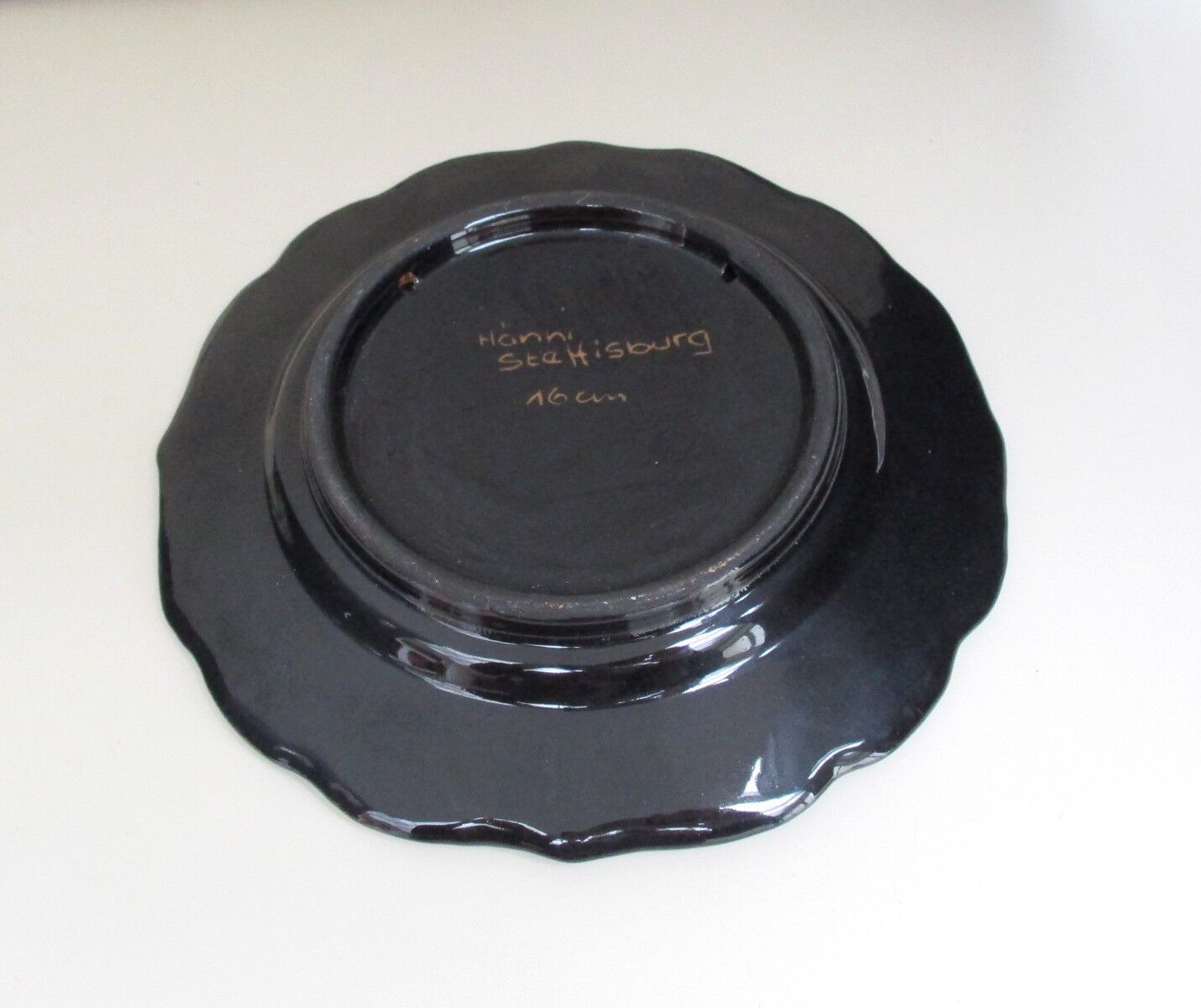 Ceramic plate hand decoration