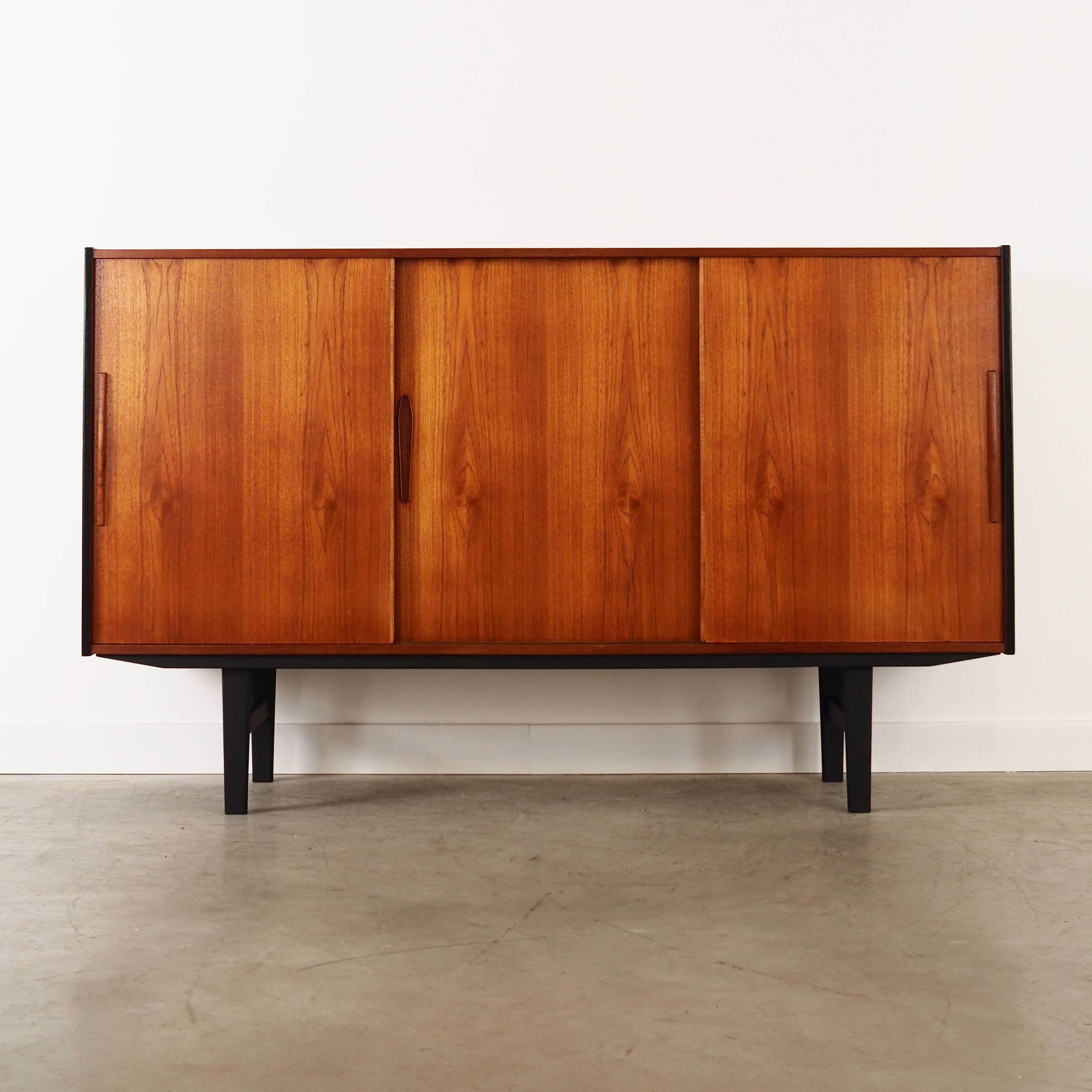 Buffet haut en teck, design danois, années 1960, production : Danemark