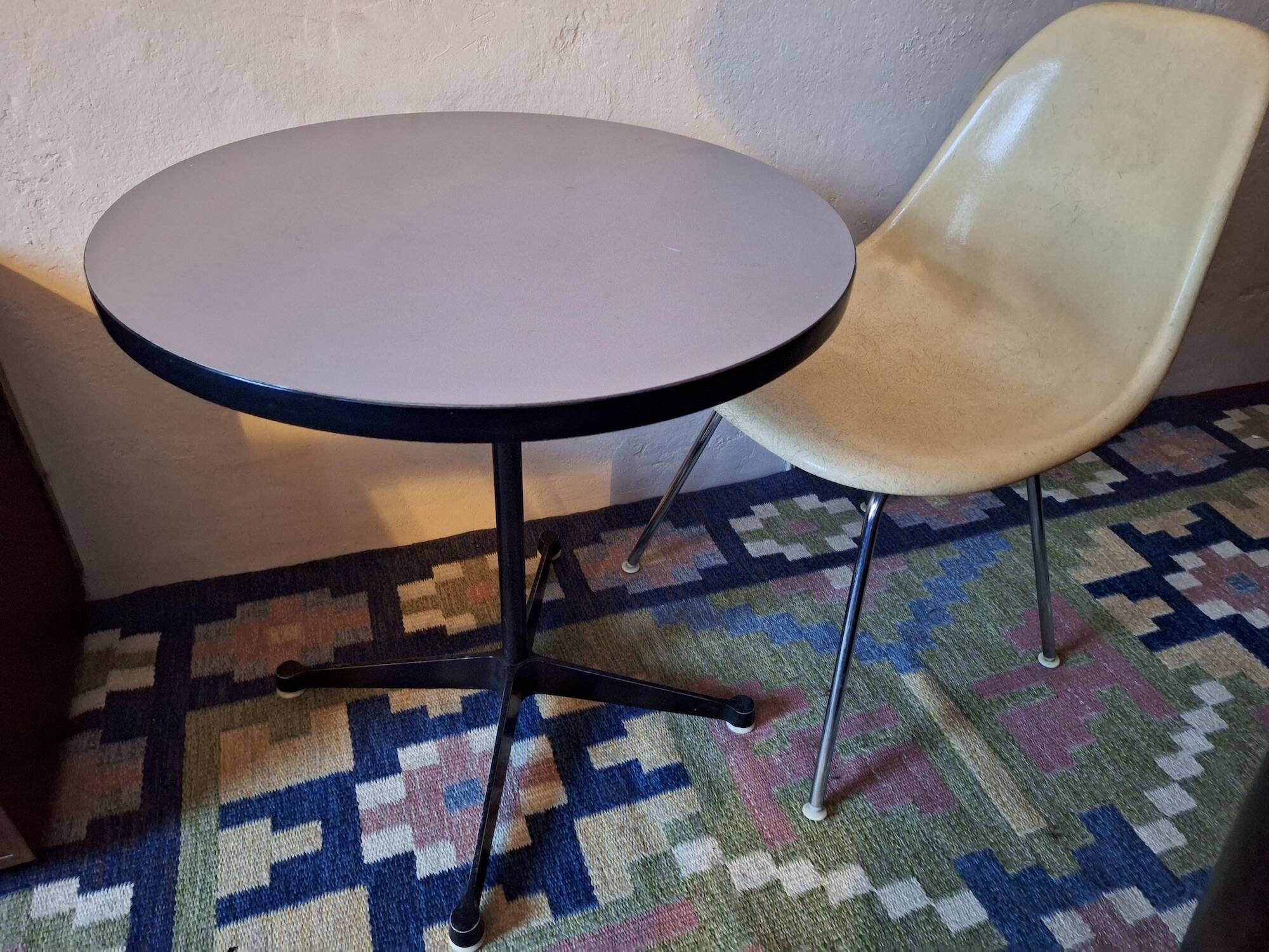Table bistro / table d'appoint circulaire Eames Vitra Miller avec base contract, années 1960