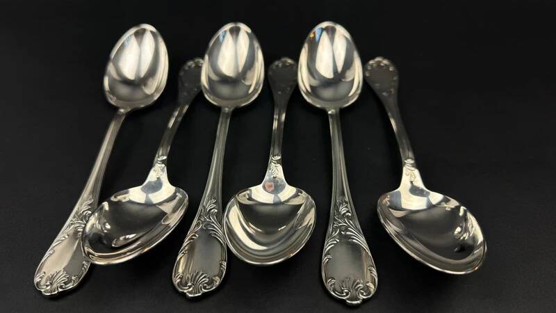Set of 6 Christofle Marly soup spoons in near-new condition, 20.5 cm.