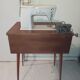 Meuble et sa machine a coudre singer 700