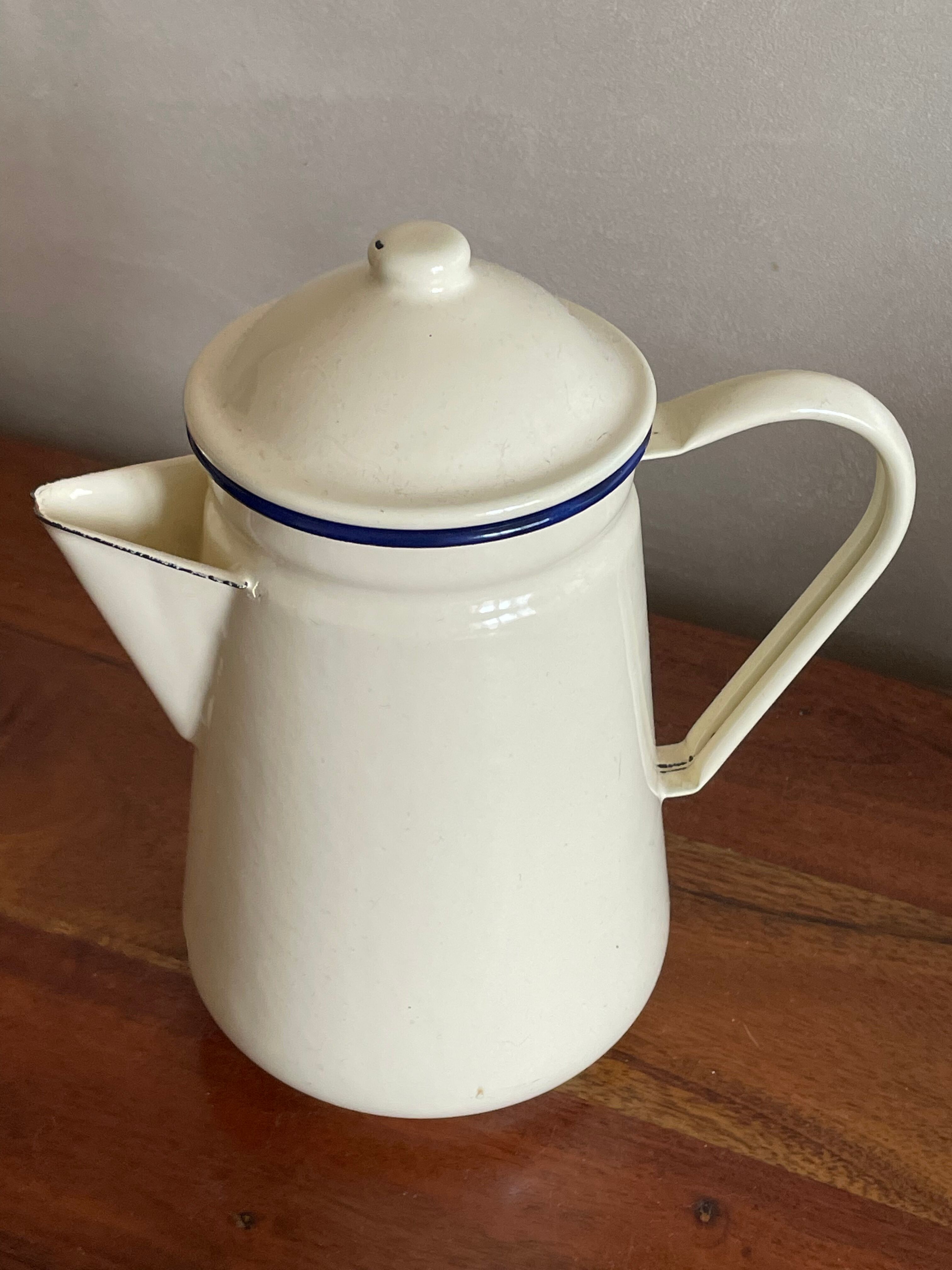 Enamelled sheet metal pourer