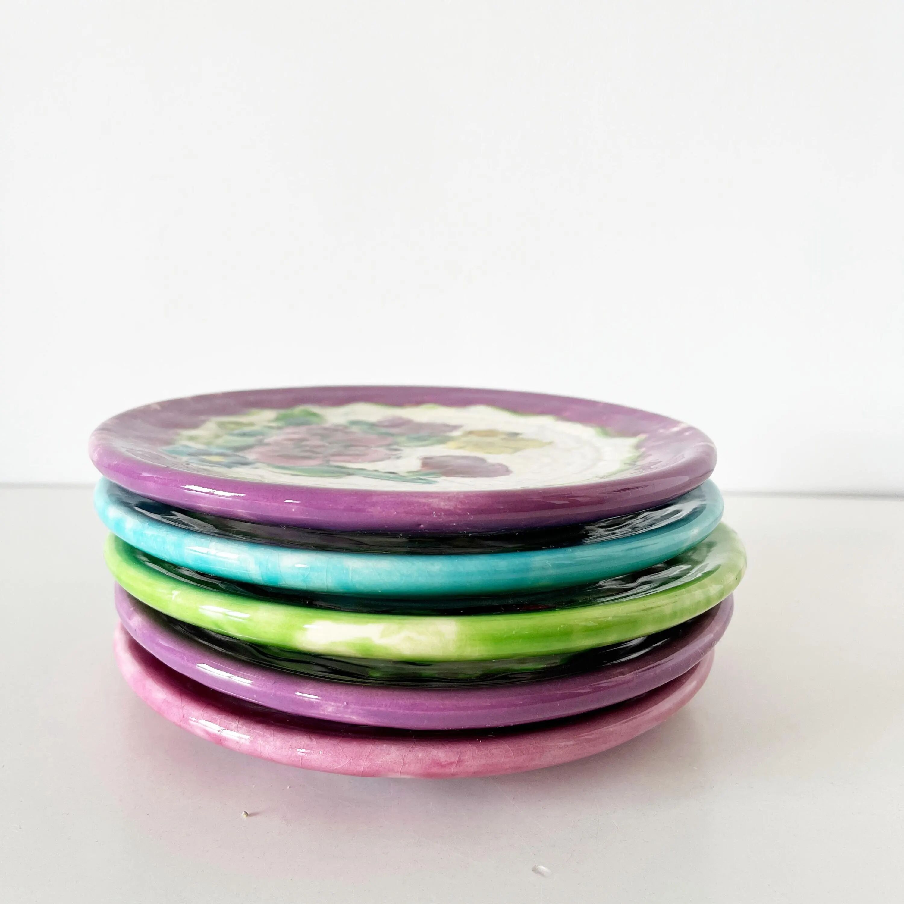 Lot de 5 assiettes en barbotine fleurs Vallauris 1950