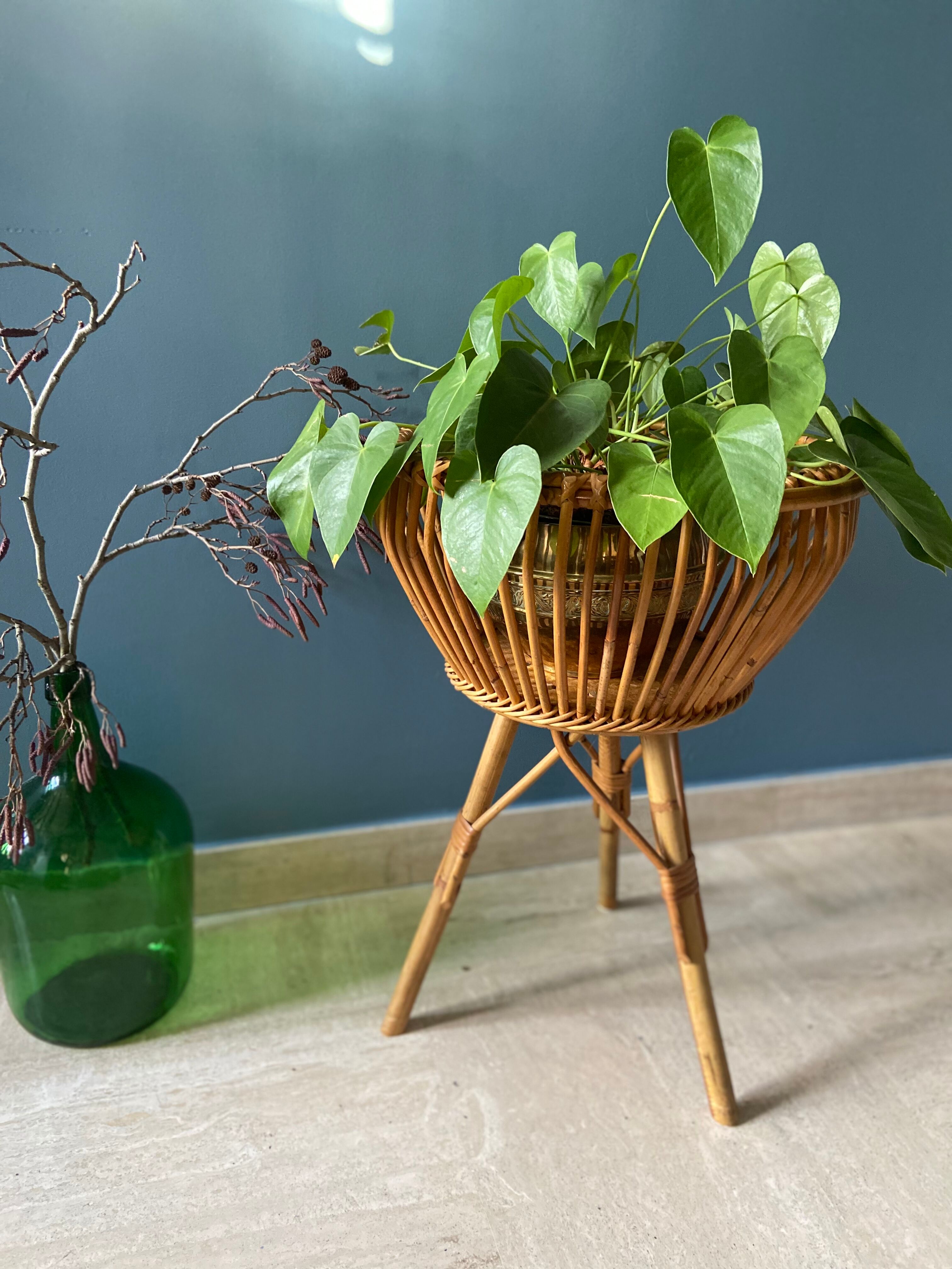 Porte plante ou revues en rotin vintage 1950