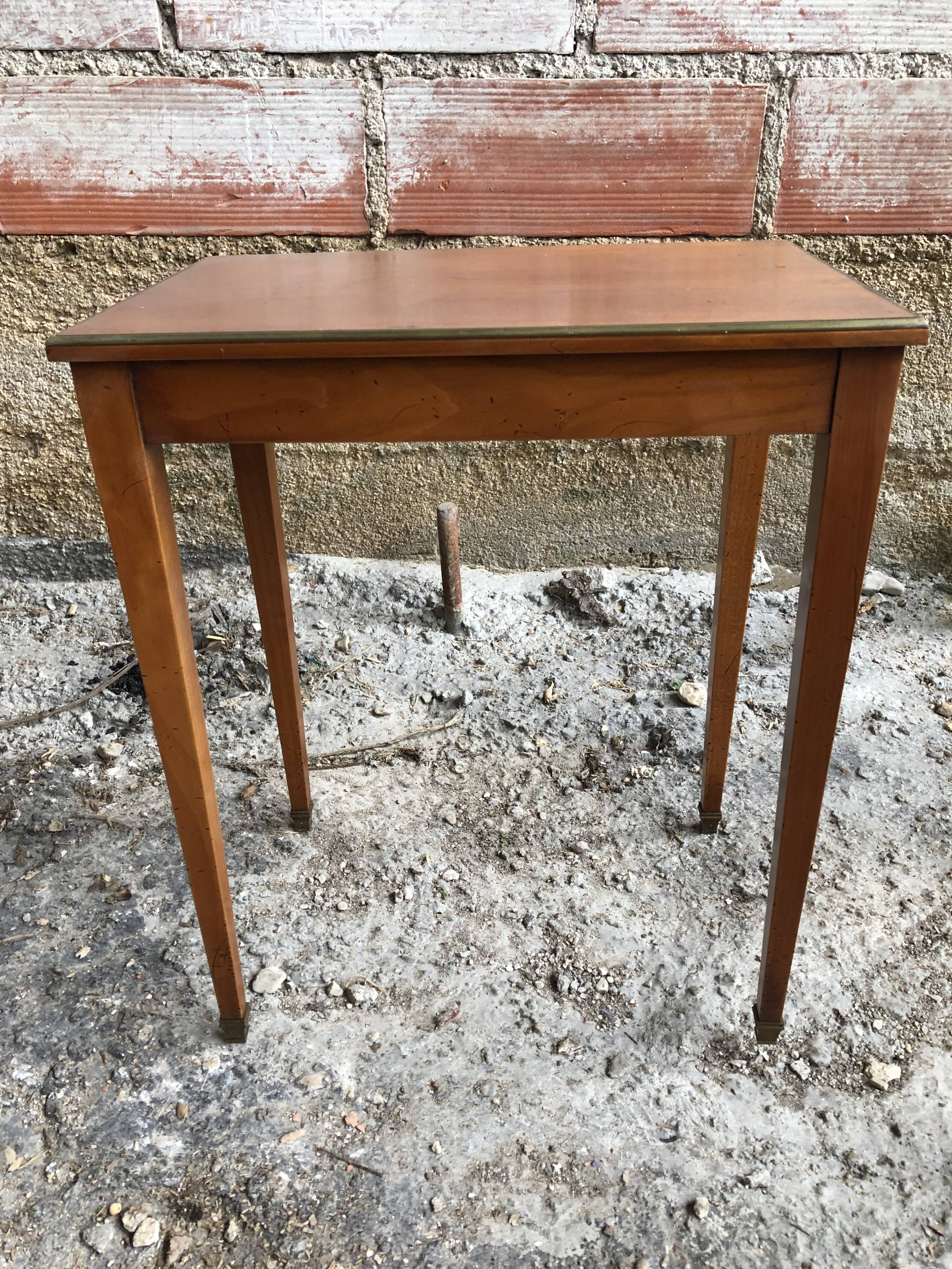 Table basse appoint bois pieds compas avec contour & sabots laiton vintage