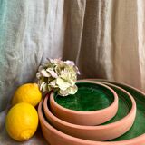 Lot 3 assiettes en terre cuite émaillée en vert