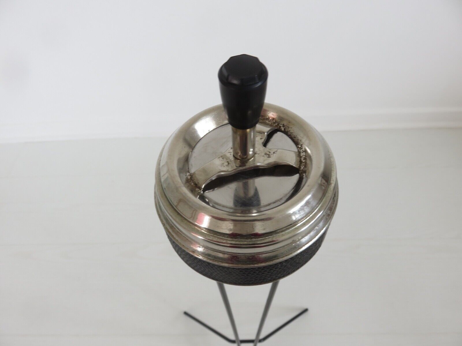 Minimalist tripod ashtray in black lacquered metal 50s 60s