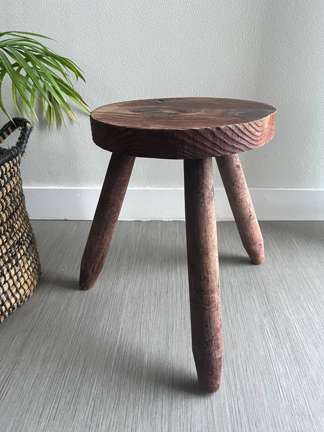 Tabouret tripode en bois