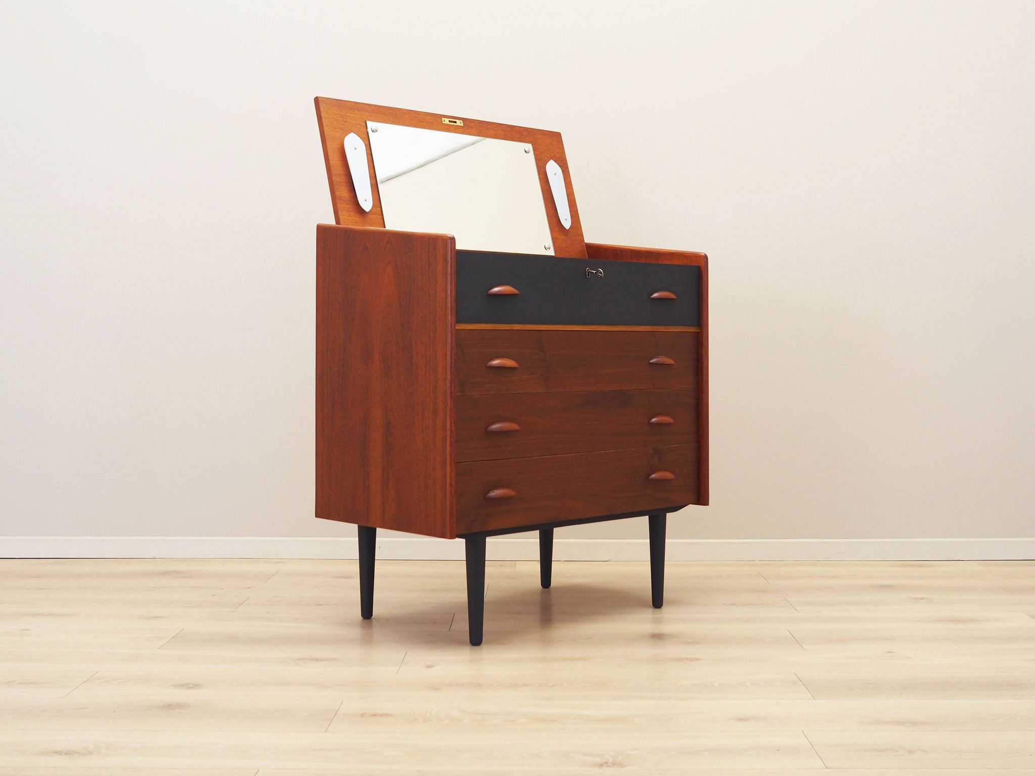 Coiffeuse en teck, design danois, années 1970, production : Danemark