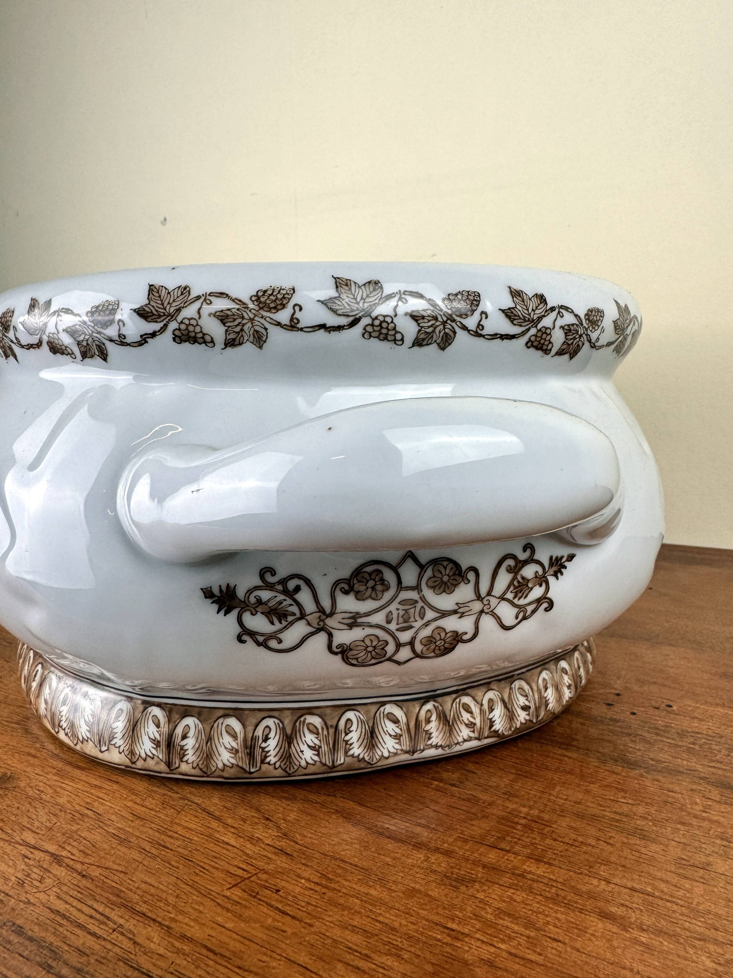 Château de Toussicourt: very important centerpiece planter in enamelled earthenware