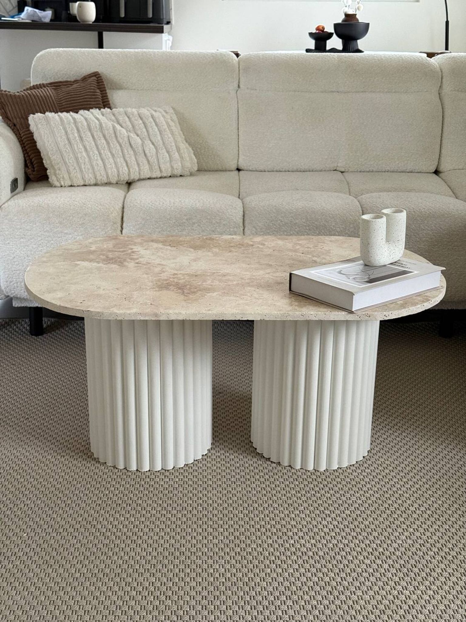 Table basse ovale en travertin et bois cannelé blanc