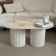 Table basse ovale en travertin et bois cannelé blanc
