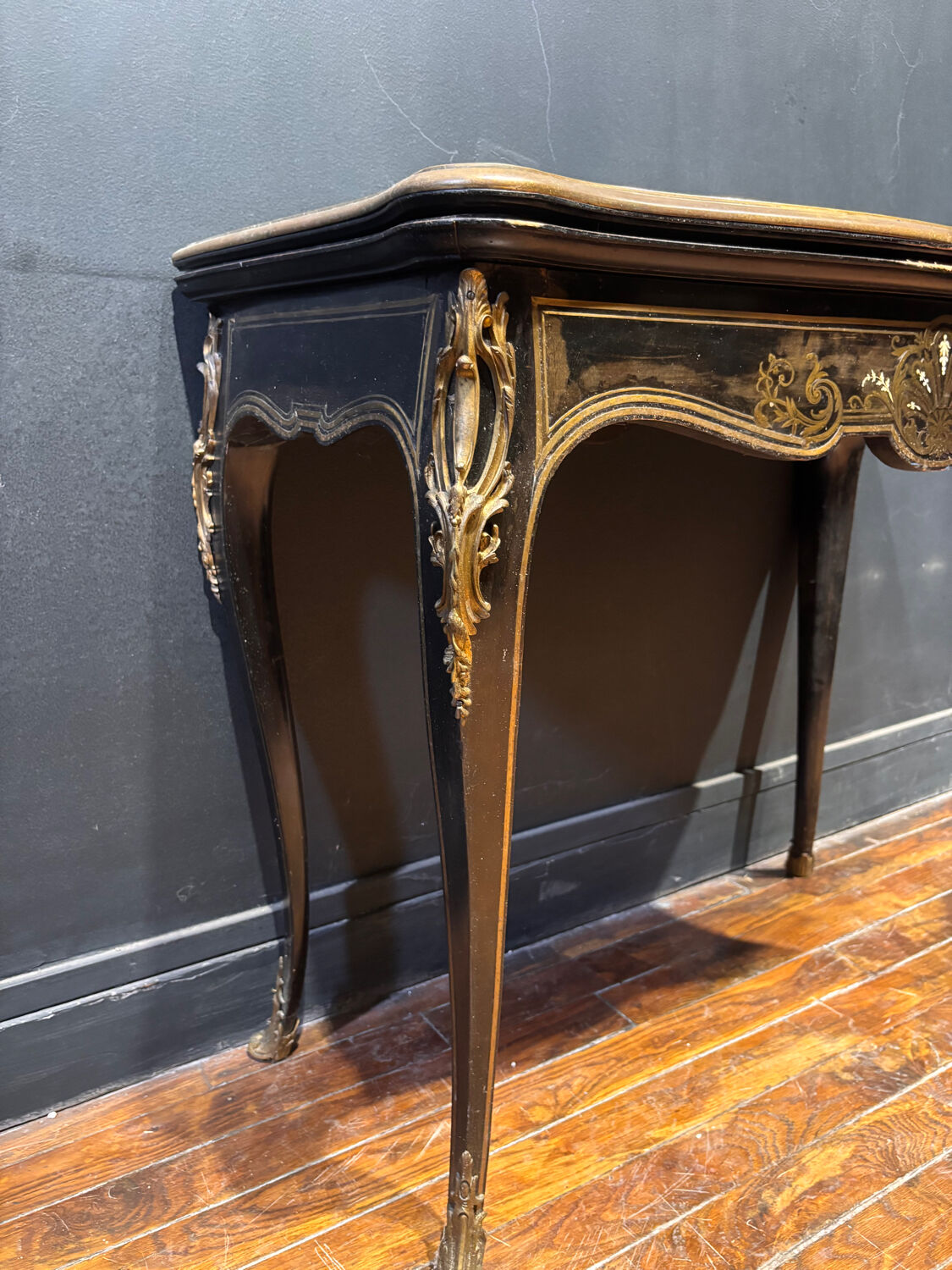 Antique wooden and brass game table – Timeless elegance