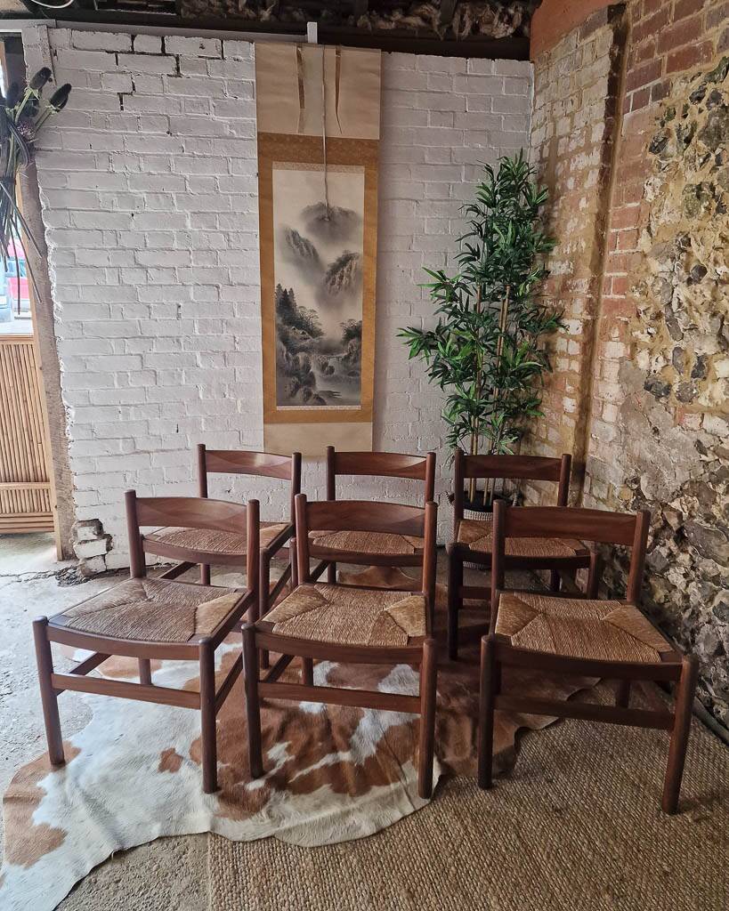 Chaises de salle à manger rustiques en teck et jonc de style français du milieu du siècle (x6)