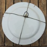 Ancienne assiette en faïence avec support mural : décor myrtilles