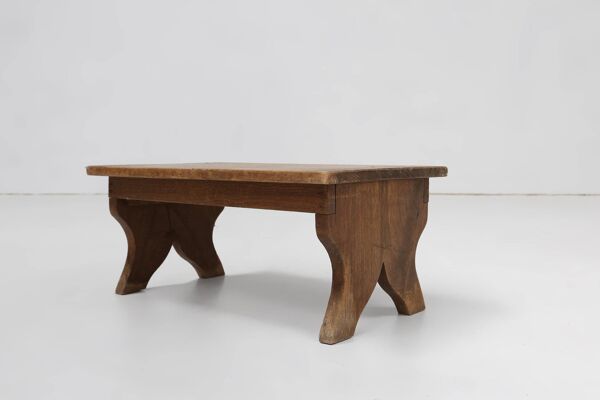 Petit tabouret rustique en bois avec base incurvée, France ca. 1900