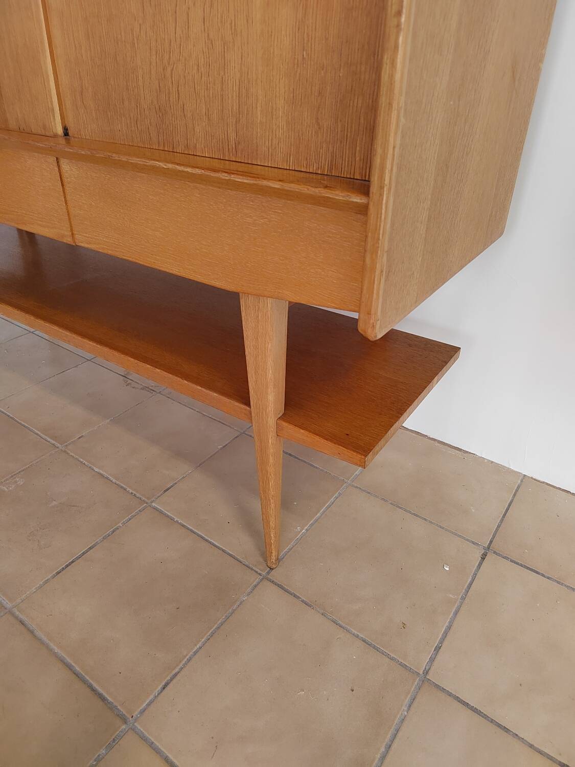 Superb tall sideboard in light oak, French work from the early 1950s