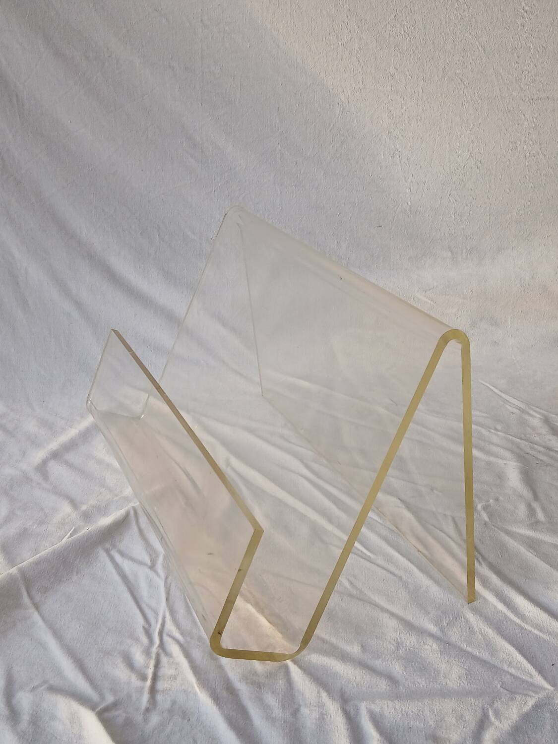 Acrylic magazine holder