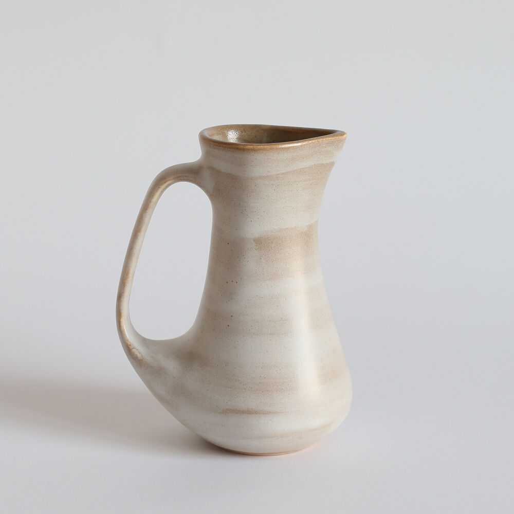 Pitcher with handle