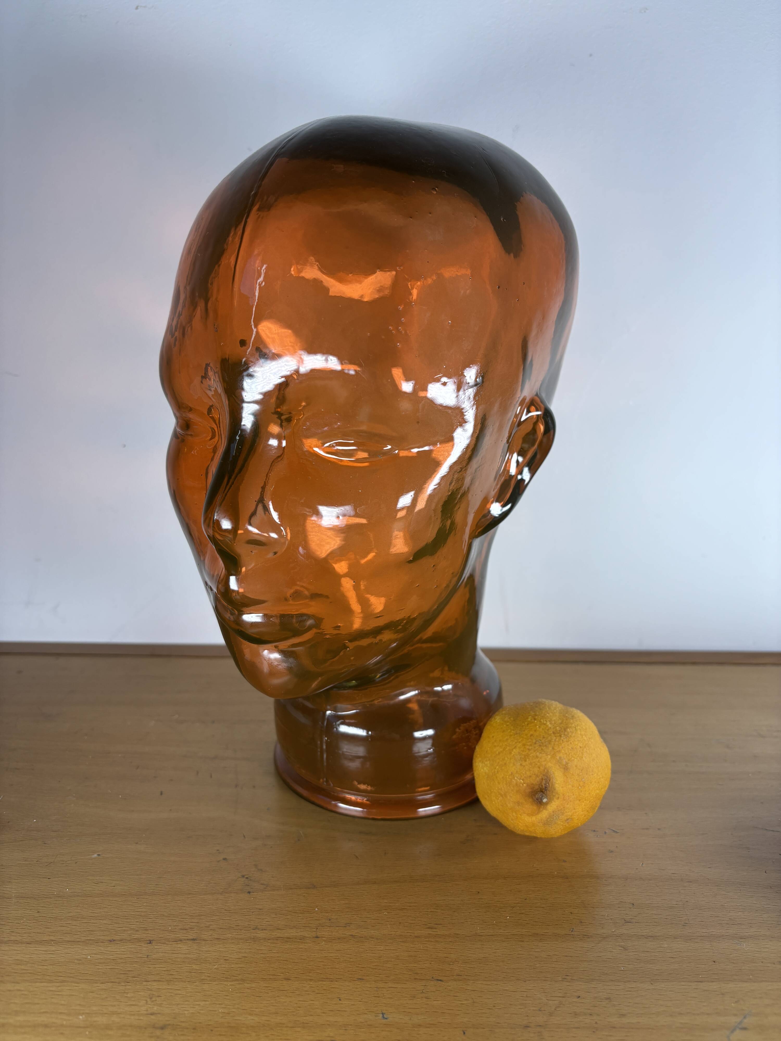 Decorative sculptural head in amber glass – Contemporary design