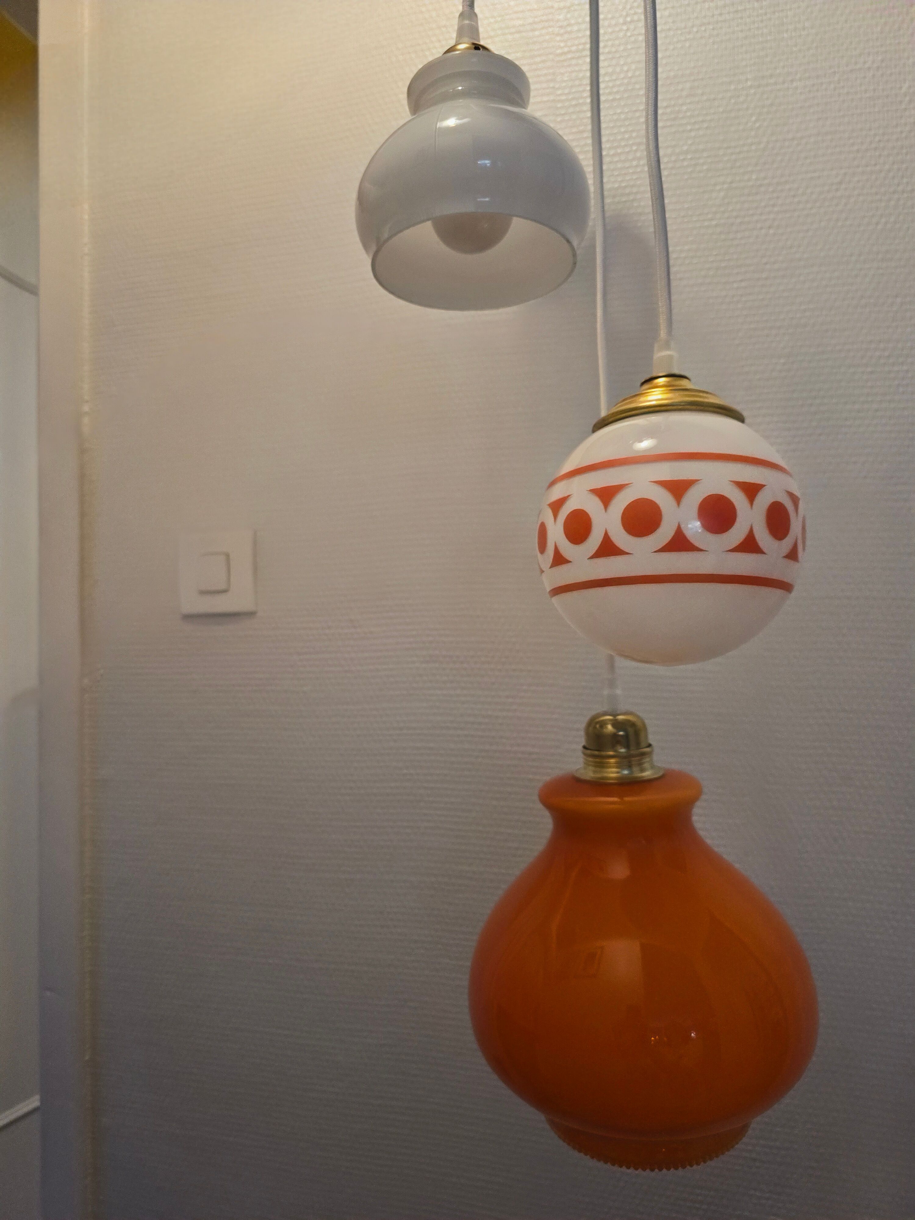 Suspension 3 globes vintage opaline orange et blanc