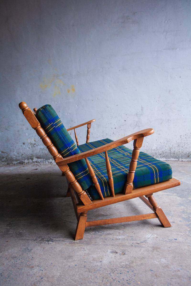 Canapé 3 places en chêne style années 50, avec tissu à carreaux vert-bleu et accoudoirs à fuseaux tournés.