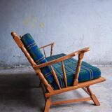 Canapé 3 places en chêne style années 50, avec tissu à carreaux vert-bleu et accoudoirs à fuseaux tournés.