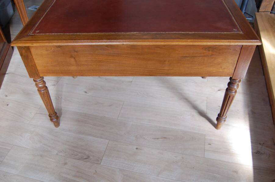 Louis Philippe desk in walnut from the late 19th century.