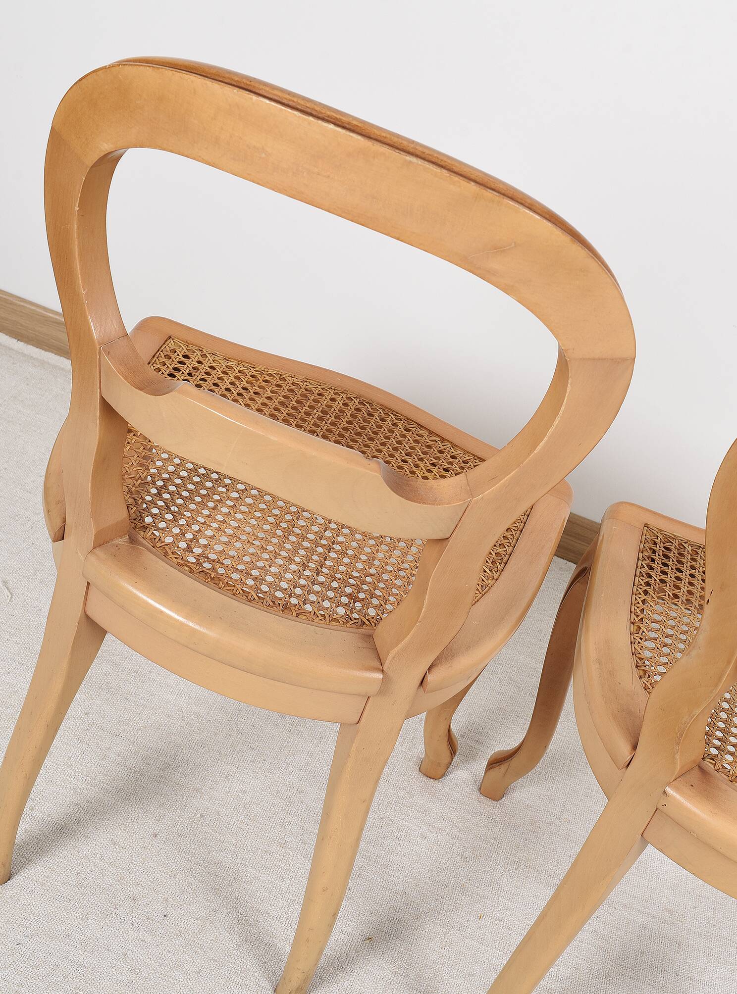 Paire de chaises cannées, en bois