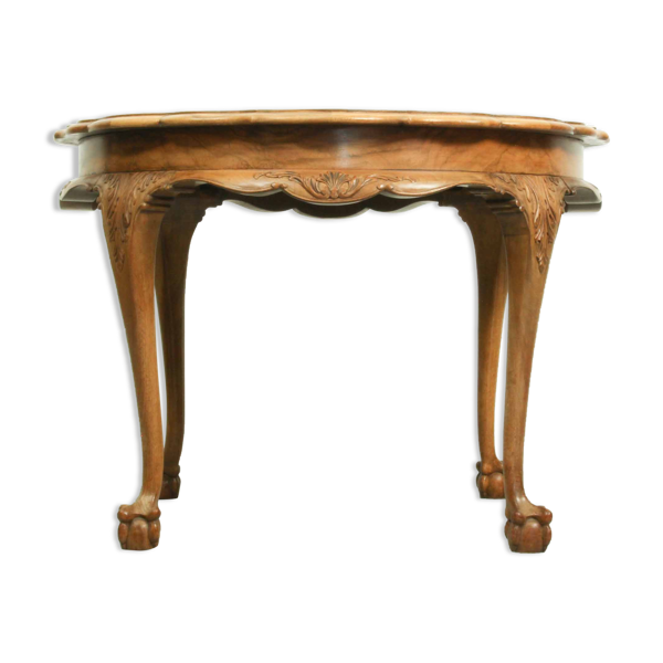 Table basse de style baroque, milieu du siècle, avec pieds en griffe, plateau festonné en bois de burl