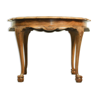 Table basse de style baroque, milieu du siècle, avec pieds en griffe, plateau festonné en bois de burl