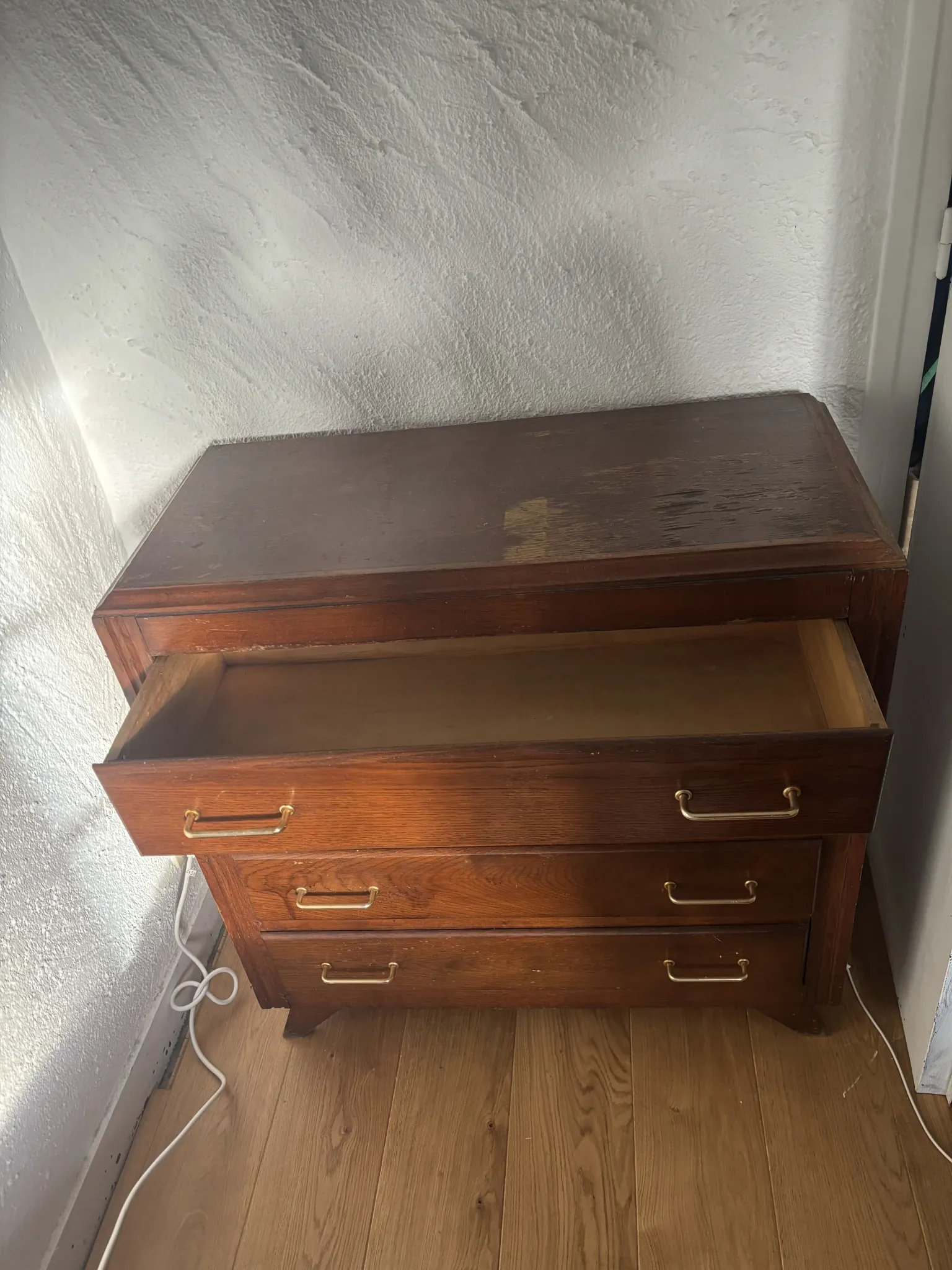 Wooden chest of drawers