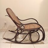 Rocking-chair vintage pour enfant en rotin foncé et cannage, fauteuil à bascule