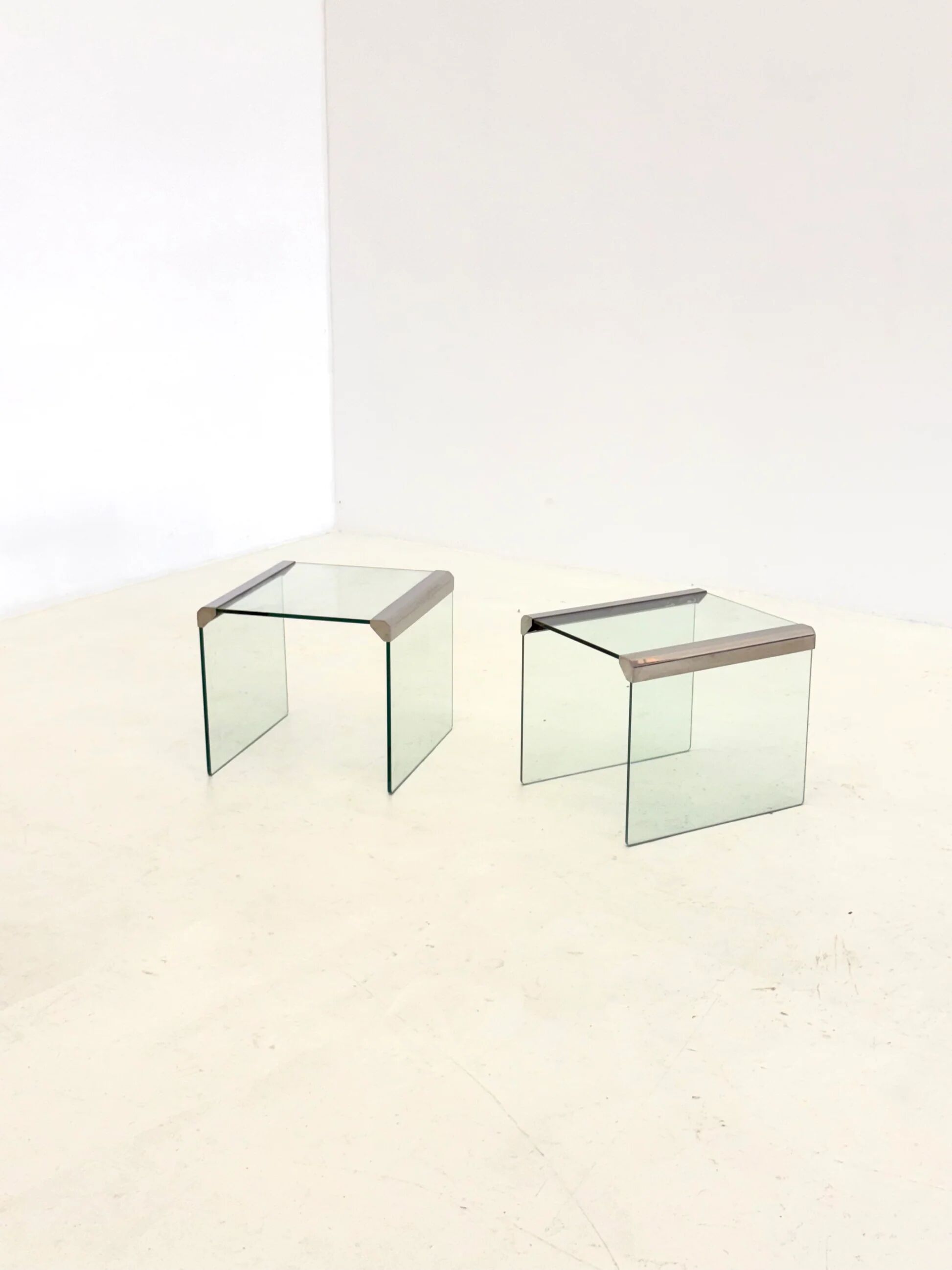Ensemble de deux tables d'appoint en verre transparent Gallotti & Radice