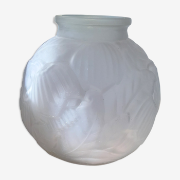 vase art déco motifs fleurs clochettes en verre moulé blanc opaque