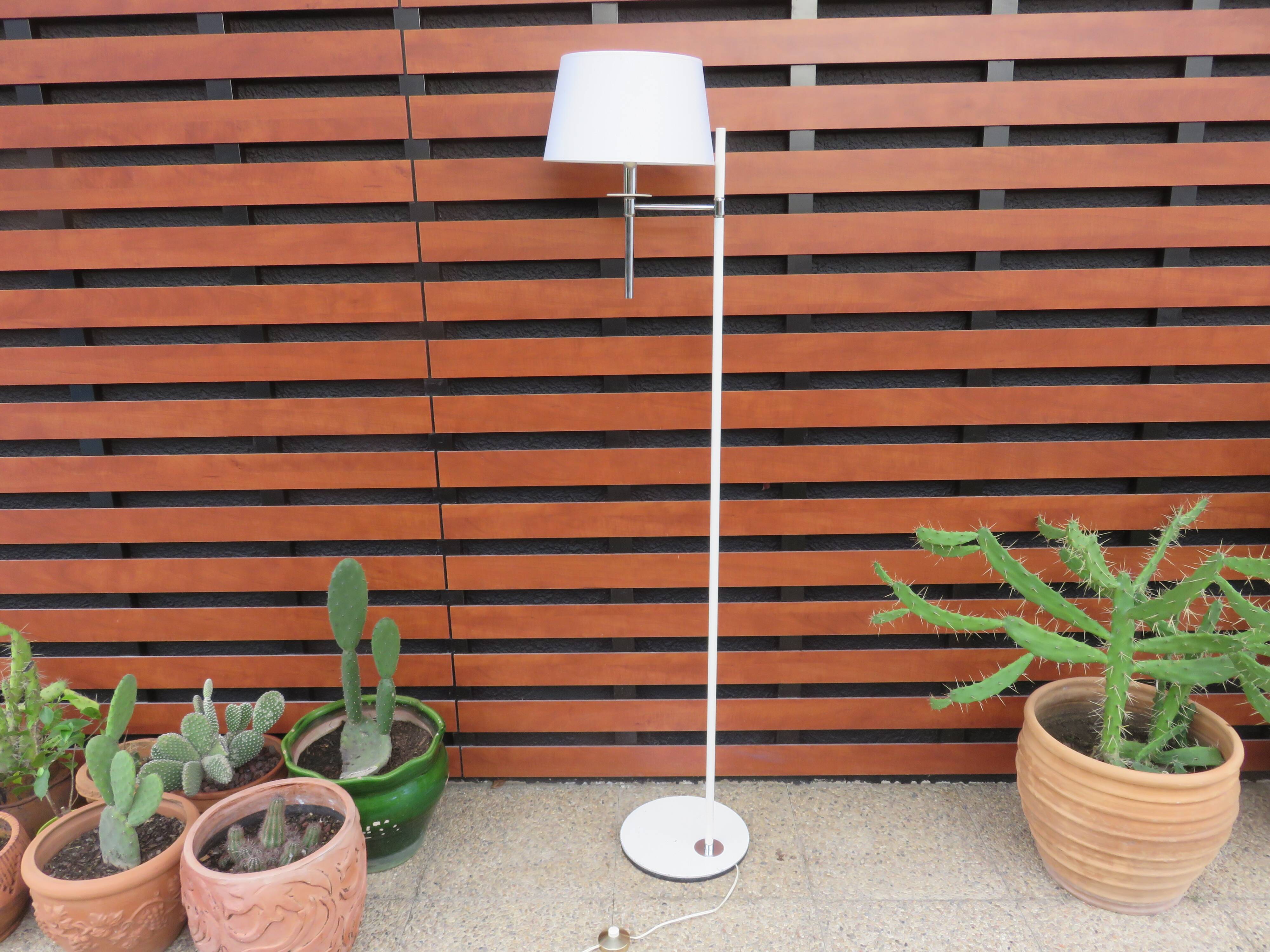 Lampadaire Monix Paris en laiton chromé et métal laqué blanc 1960