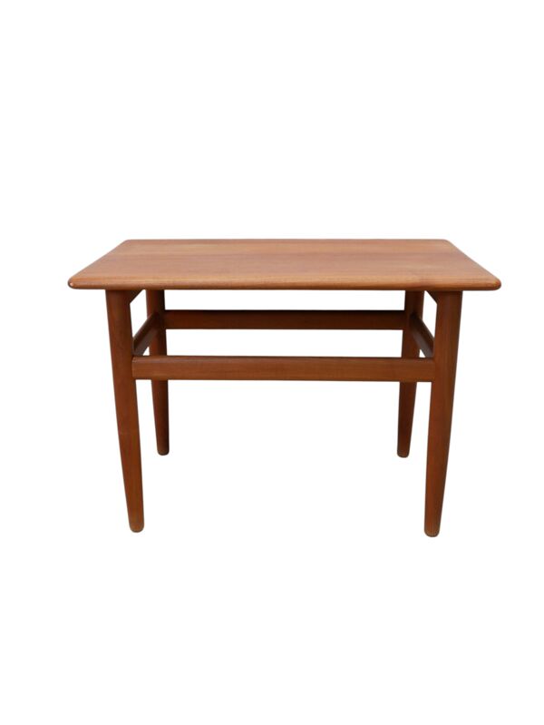 Table d'appoint danoise par Niels Bach