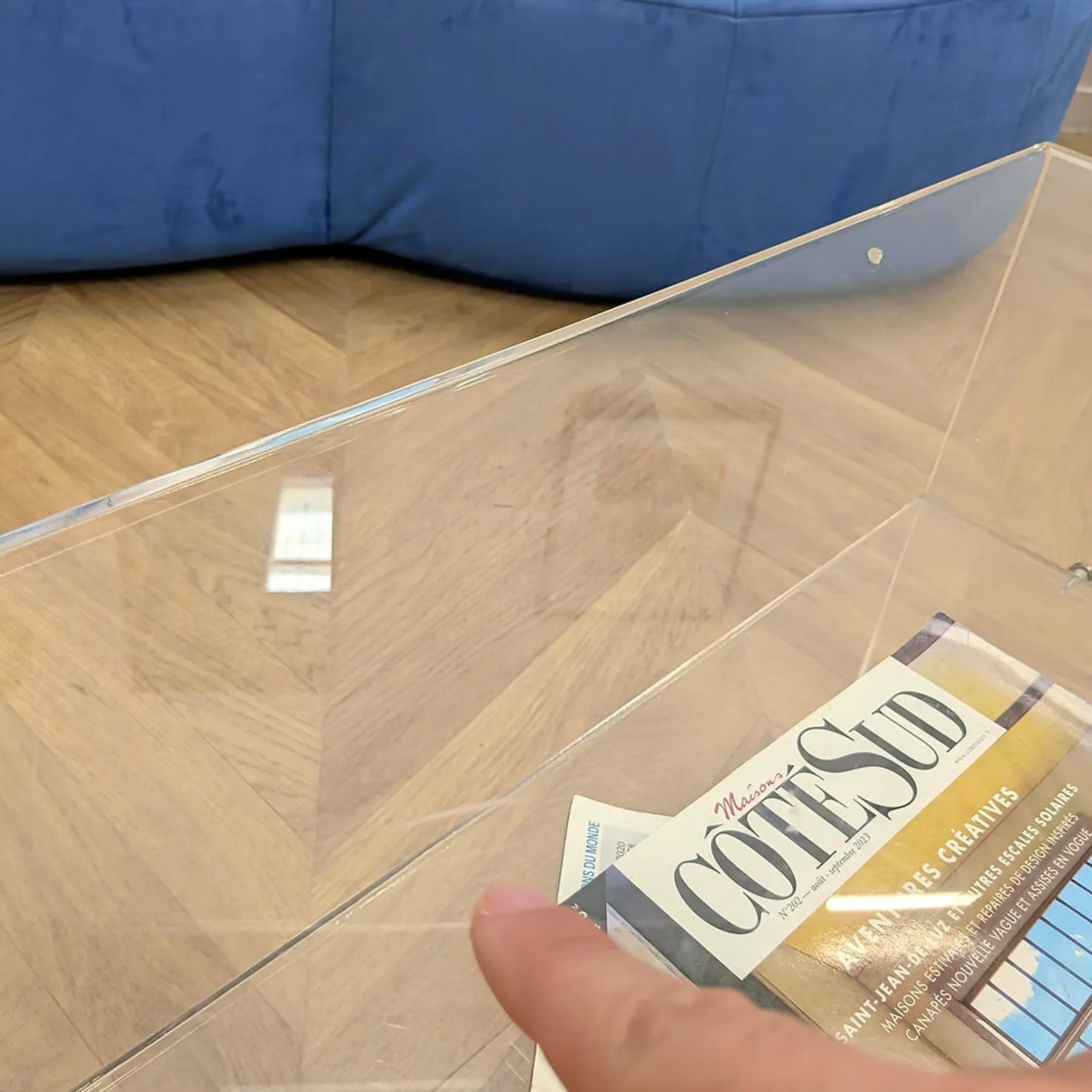 Vintage coffee table in plexiglass from the 1970s.